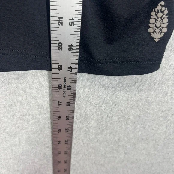 Free People FP Movement Crop Top Womens XS Black Graphic Activewear EUC - Picture 7 of 8